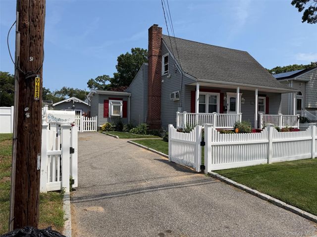 300 Beachview Street, Copiague, NY 11726