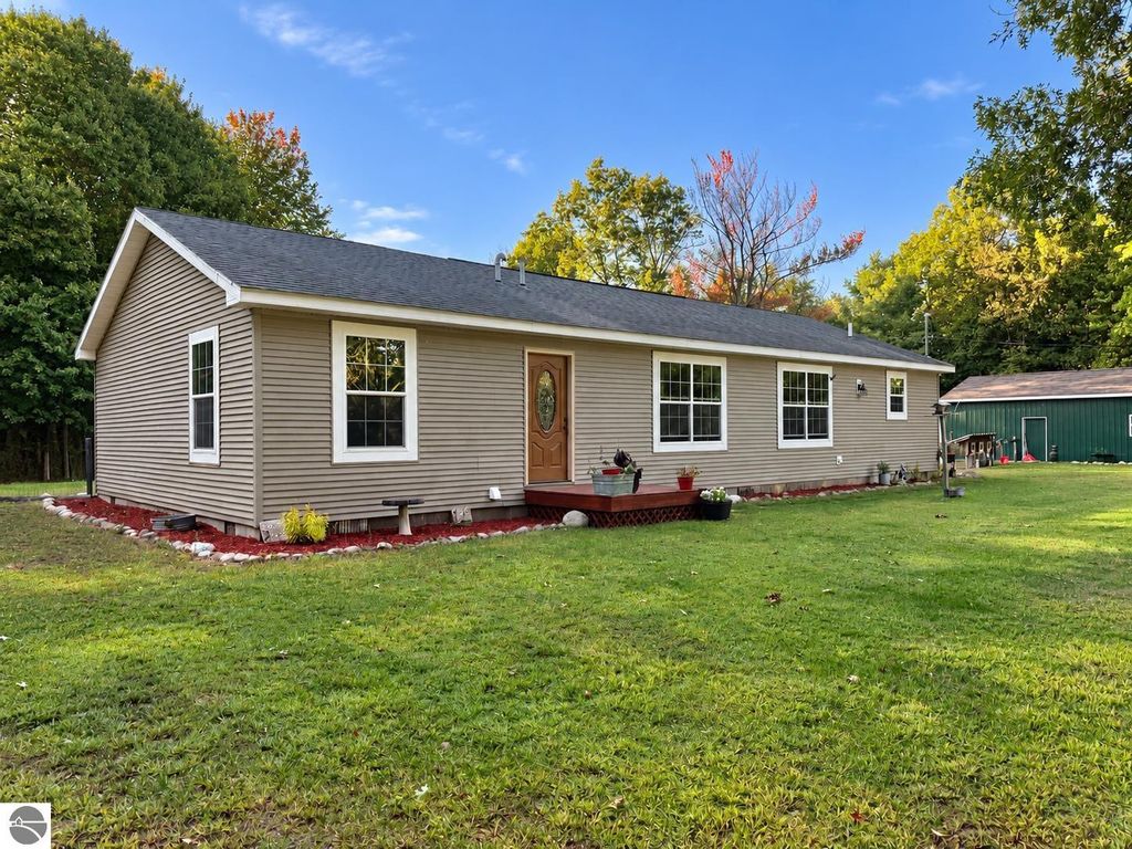 Image 1 of property listing at 587 N Lewis, Shepherd, MI 48883
