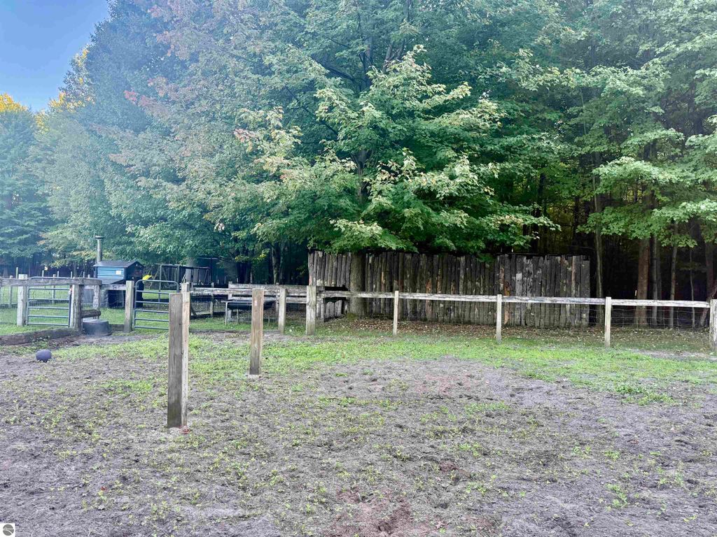 Image 19 of property listing at 587 N Lewis, Shepherd, MI 48883