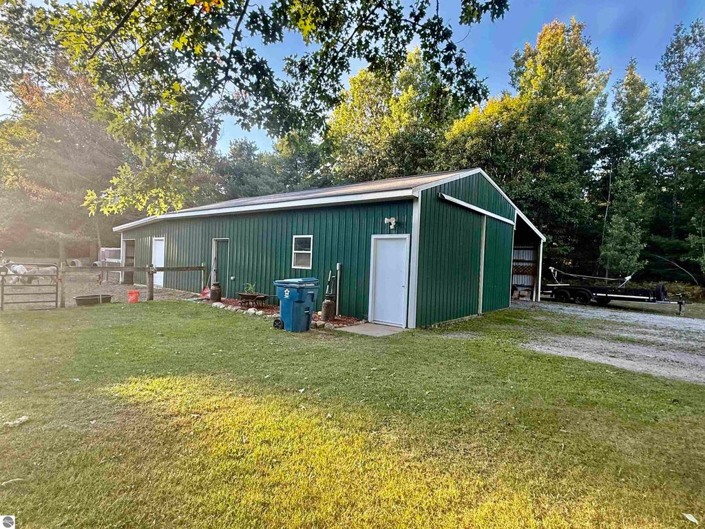 Image 24 of property listing at 587 N Lewis, Shepherd, MI 48883