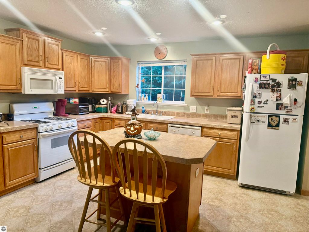 Image 27 of property listing at 587 N Lewis, Shepherd, MI 48883