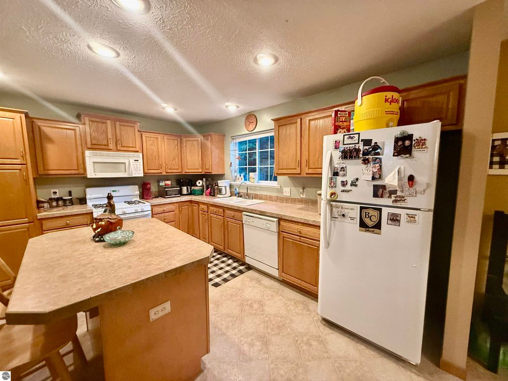 Image 28 of property listing at 587 N Lewis, Shepherd, MI 48883