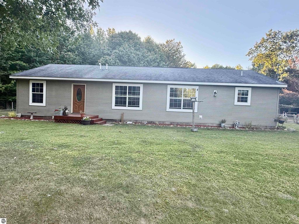 Image 3 of property listing at 587 N Lewis, Shepherd, MI 48883