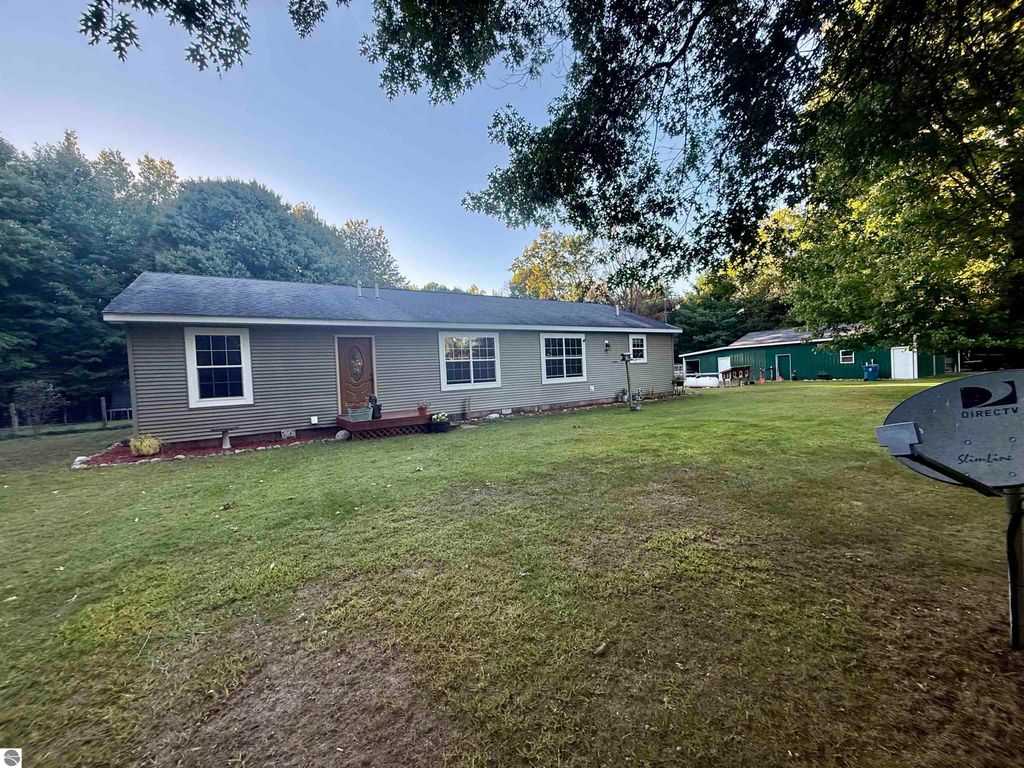 Image 5 of property listing at 587 N Lewis, Shepherd, MI 48883
