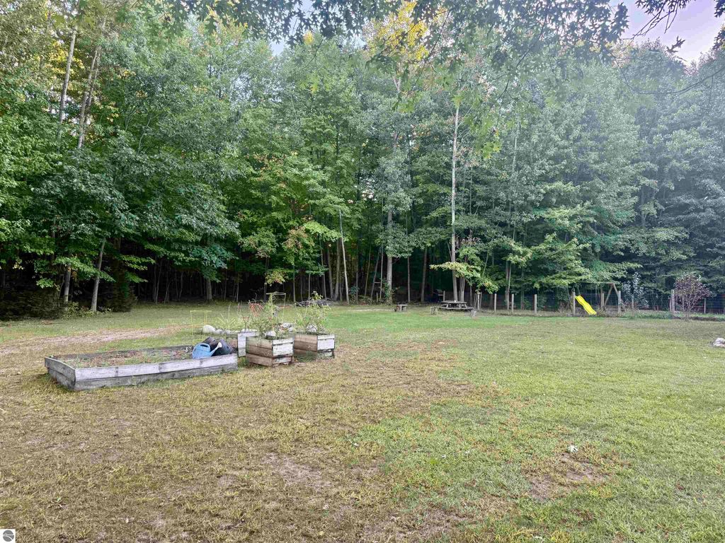 Image 6 of property listing at 587 N Lewis, Shepherd, MI 48883