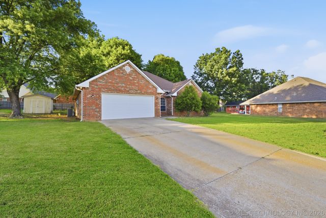 2203 Fieldstone Court S, Okmulgee, OK 74447