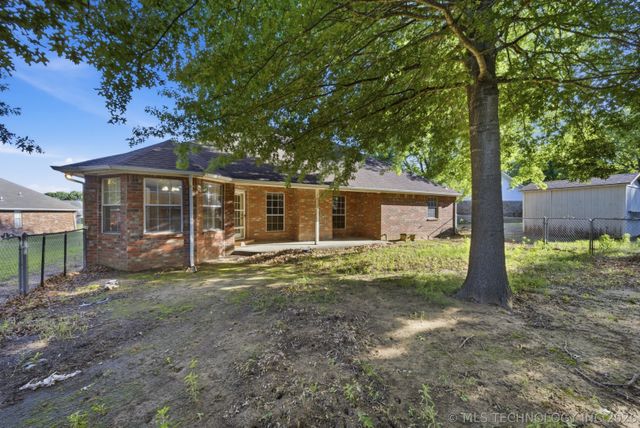 2203 Fieldstone Court S, Okmulgee, OK 74447