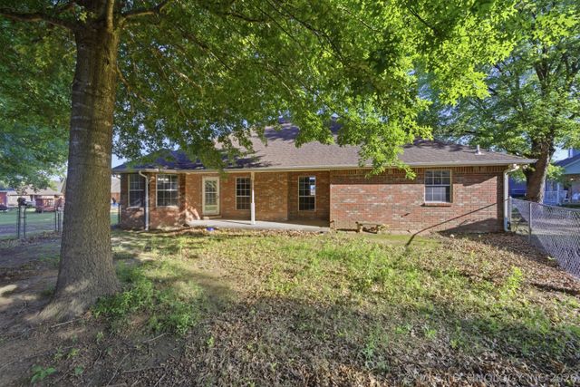 2203 Fieldstone Court S, Okmulgee, OK 74447