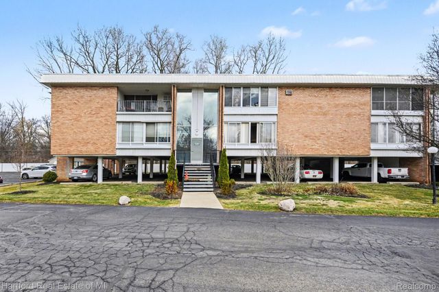 32060 Grand River Avenue 64, Farmington, MI 48336