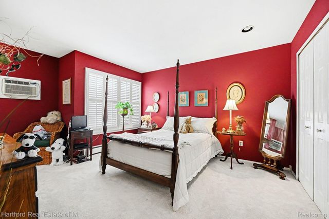 32060 Grand River Avenue 64, Farmington, MI 48336