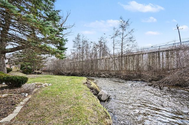 32060 Grand River Avenue 64, Farmington, MI 48336