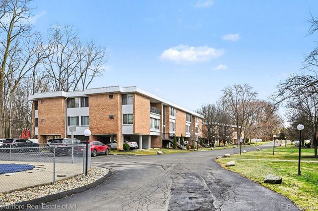 32060 Grand River Avenue 64, Farmington, MI 48336