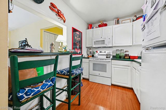 32060 Grand River Avenue 64, Farmington, MI 48336