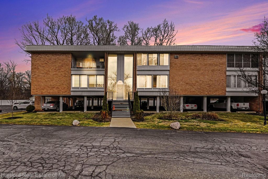 32060 Grand River Avenue 64, Farmington, MI 48336