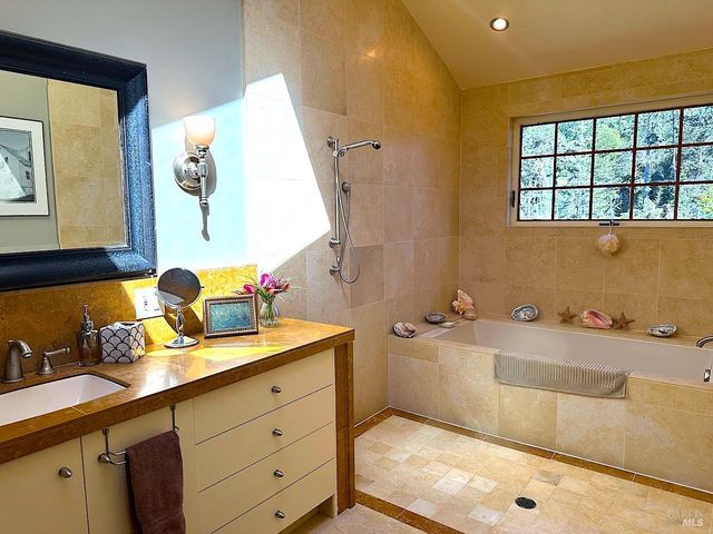 10360 Gary Ln, Mendocino, CA 95460