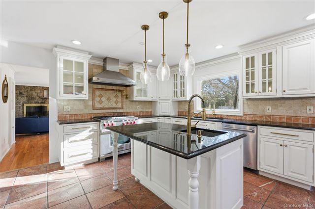 467 Hempstead Avenue, Rockville Centre, NY 11570