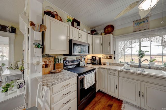 8229 S 950 W, Owensville, IN 47665