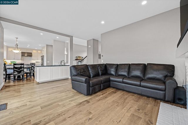 11205 Creekside Ct, Dublin, CA 94568