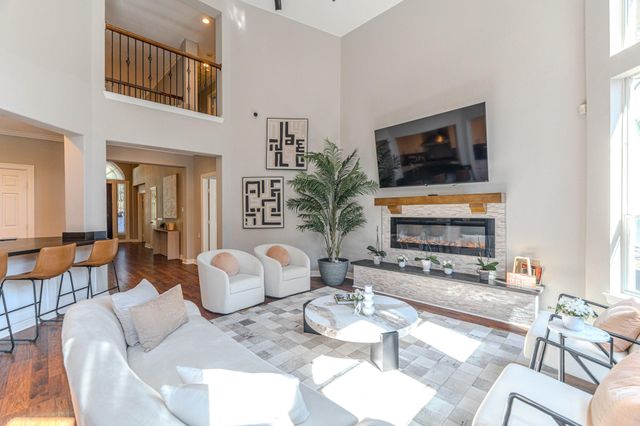 2 Graylin Woods Place, The Woodlands, TX 77382