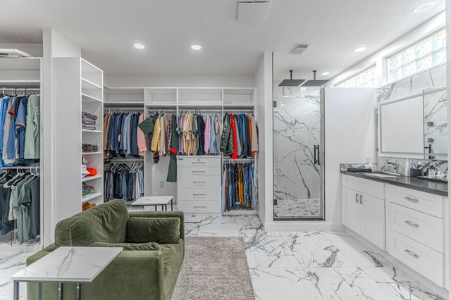 2 Graylin Woods Place, The Woodlands, TX 77382