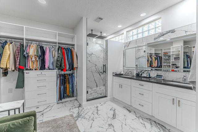 2 Graylin Woods Place, The Woodlands, TX 77382