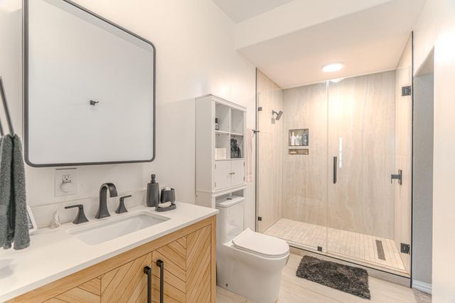 2 Graylin Woods Place, The Woodlands, TX 77382