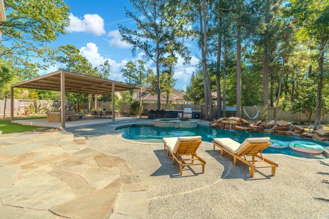 2 Graylin Woods Place, The Woodlands, TX 77382