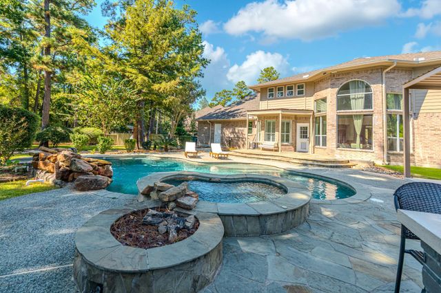 2 Graylin Woods Place, The Woodlands, TX 77382