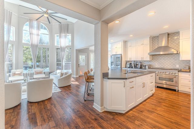 2 Graylin Woods Place, The Woodlands, TX 77382