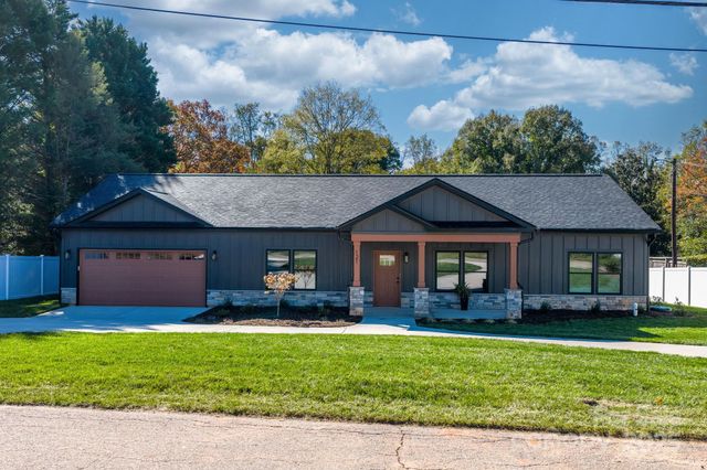 121 31st Avenue NW, Hickory, NC 28601