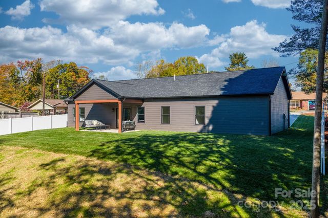 121 31st Avenue NW, Hickory, NC 28601