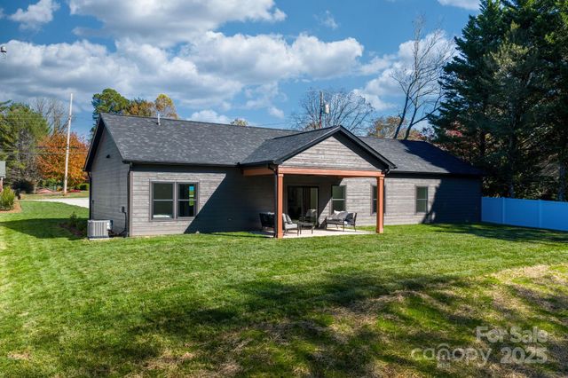 121 31st Avenue NW, Hickory, NC 28601