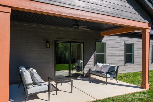 121 31st Avenue NW, Hickory, NC 28601