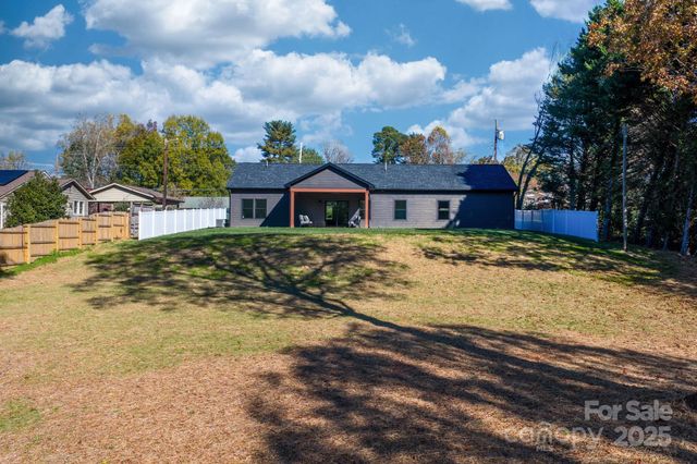 121 31st Avenue NW, Hickory, NC 28601