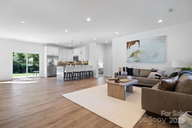 121 31st Avenue NW, Hickory, NC 28601