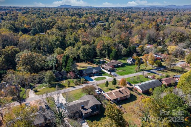 121 31st Avenue NW, Hickory, NC 28601