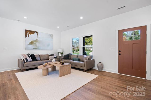 121 31st Avenue NW, Hickory, NC 28601