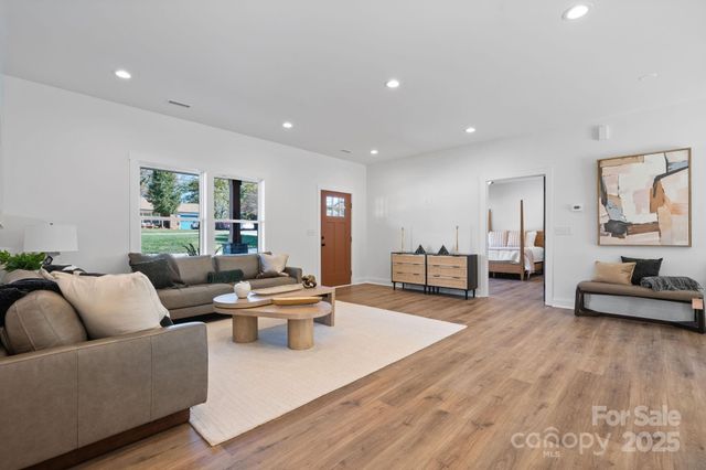 121 31st Avenue NW, Hickory, NC 28601