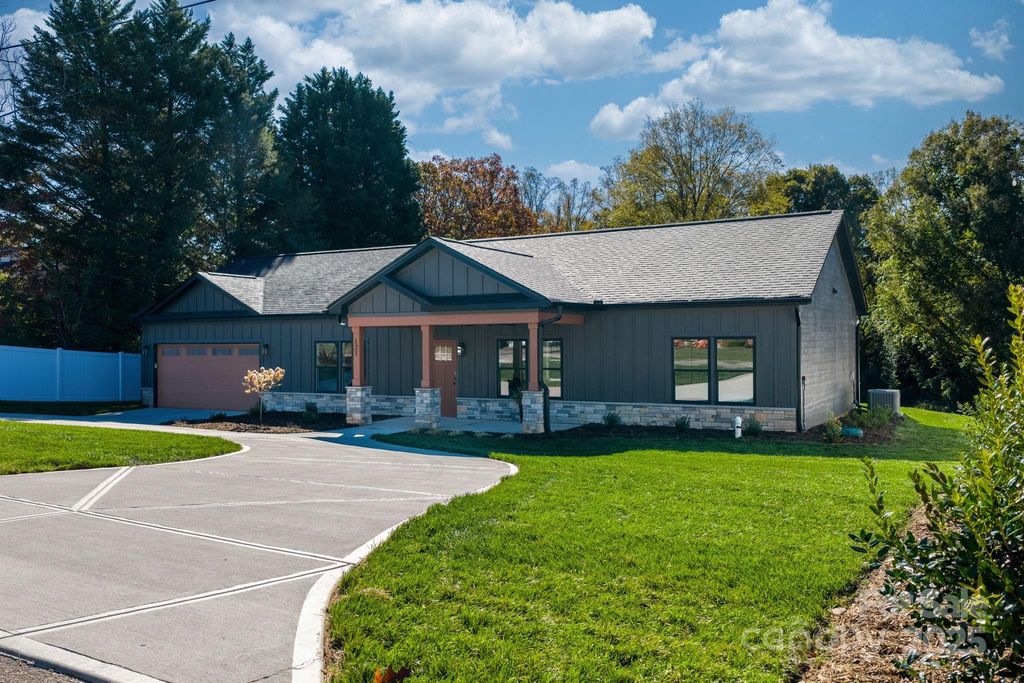 121 31st Avenue NW, Hickory, NC 28601