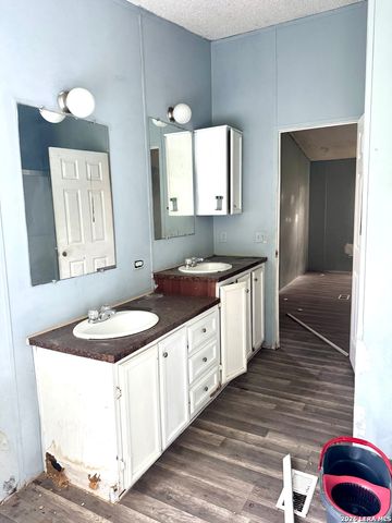 395 Autumn Ln, Poteet, TX 78065