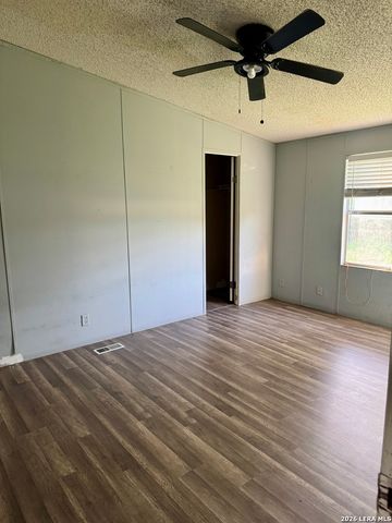395 Autumn Ln, Poteet, TX 78065