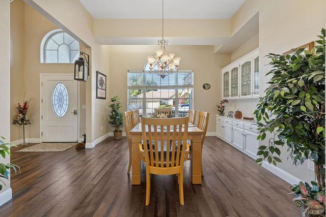 2637 E Laura Court, Visalia, CA 93292
