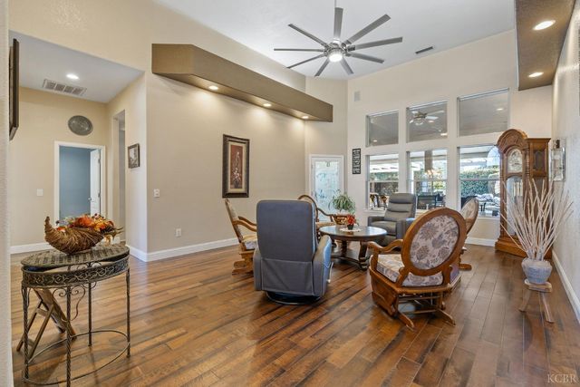 2637 E Laura Court, Visalia, CA 93292