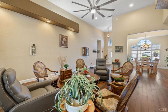 2637 E Laura Court, Visalia, CA 93292