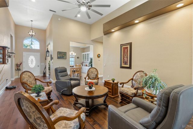 2637 E Laura Court, Visalia, CA 93292