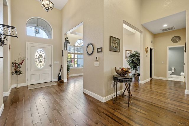 2637 E Laura Court, Visalia, CA 93292