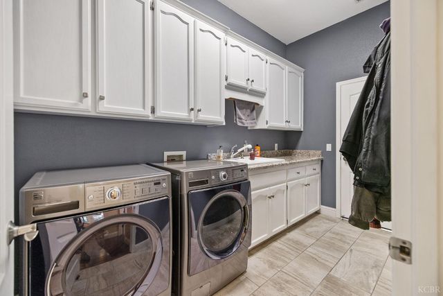 2637 E Laura Court, Visalia, CA 93292