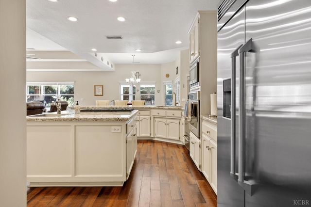 2637 E Laura Court, Visalia, CA 93292