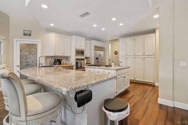 2637 E Laura Court, Visalia, CA 93292