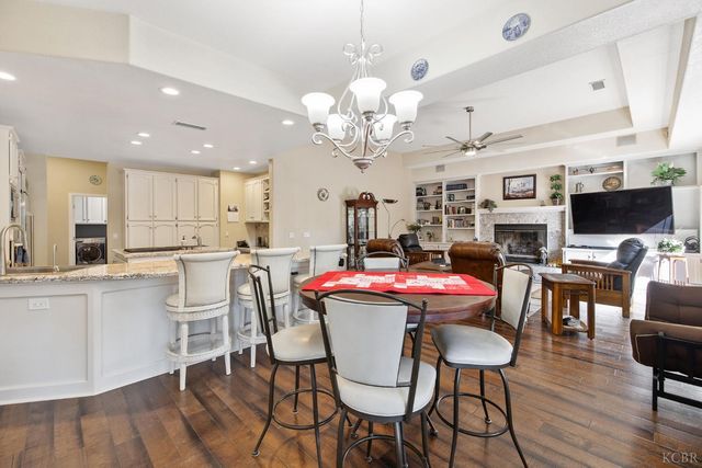 2637 E Laura Court, Visalia, CA 93292